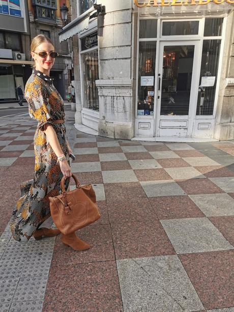 Look vestido estampado y tonos tierra