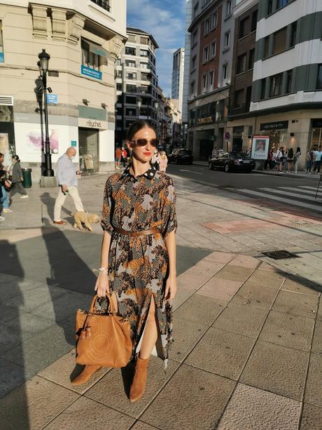 Look vestido estampado y tonos tierra Look vestido estampado y tonos tierra
