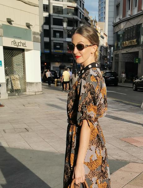 Look vestido estampado y tonos tierra