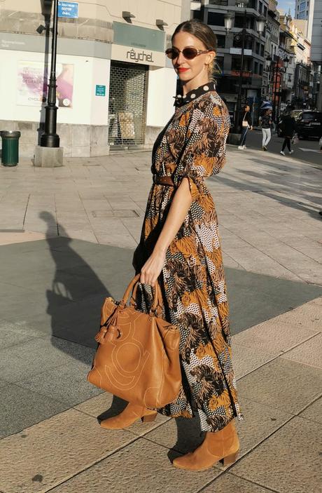Look vestido estampado y tonos tierra Look vestido estampado y tonos tierra
