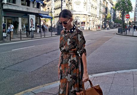 Look vestido estampado y tonos tierra