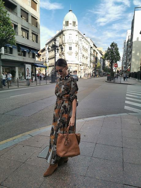 Look vestido estampado y tonos tierra