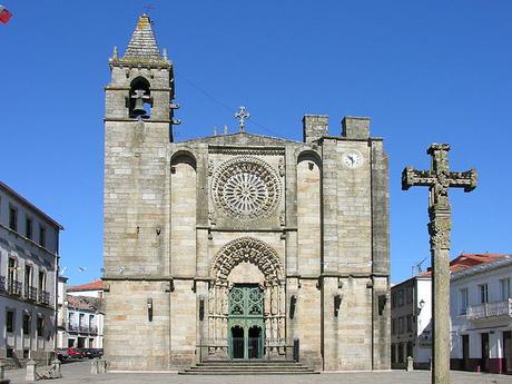 Turismo de cercanía en la provincia de A Coruña, fachada de iglesia del municipio de Noia