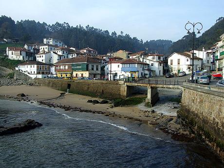 turismo de cercanía en Asturias, vista desde el mar de Tazones