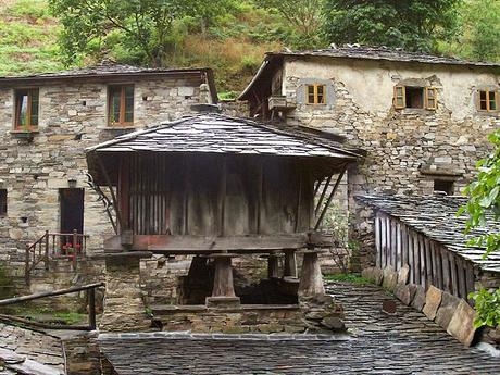 turismo de cercanía en Asturias, Horreo, Casas de piedra y pizarra en Taramundi