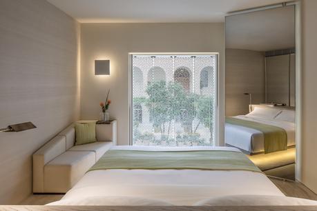 Jaffa Hotel: John Pawson aporta modernidad a un ex convento en la ciudad vieja de Tel Aviv tlvlc-king-garden-guestroom-9422-hor-clsc