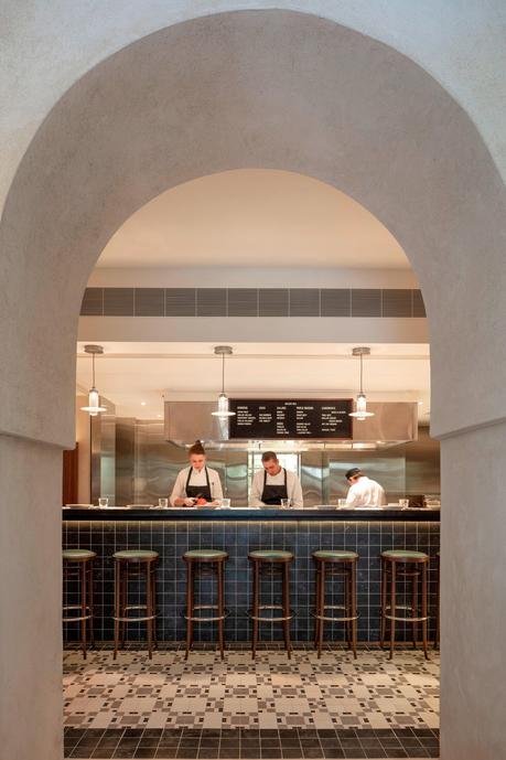 Jaffa Hotel: John Pawson aporta modernidad a un ex convento en la ciudad vieja de Tel Aviv tlvlc-goldas-delicatessen-1299-ver-clsc