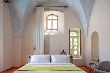 Jaffa Hotel: John Pawson aporta modernidad a un ex convento en la ciudad vieja de Tel Aviv tlvlc-king-deluxe-suite-5777-hor-clsc