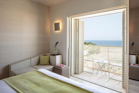 Jaffa Hotel: John Pawson aporta modernidad a un ex convento en la ciudad vieja de Tel Aviv tlvlc-king-seaview-guestroom-9686-hor-clsc