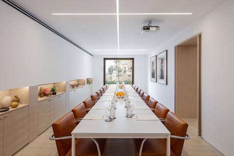 Jaffa Hotel: John Pawson aporta modernidad a un ex convento en la ciudad vieja de Tel Aviv tlvlc-executive-boardroom-3849-hor-clsc