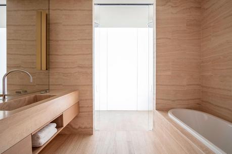 Jaffa Hotel: John Pawson aporta modernidad a un ex convento en la ciudad vieja de Tel Aviv tlvlc-guest-bathroom-1513-hor-clsc