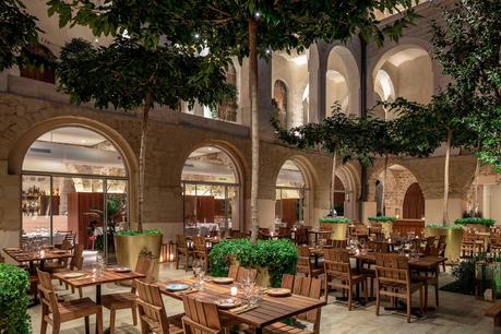 Jaffa Hotel: John Pawson aporta modernidad a un ex convento en la ciudad vieja de Tel Aviv tlvlc-courtyard-dining-9543-hor-clsc