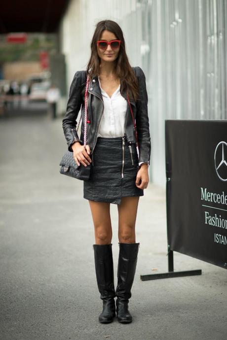 Falda Circular Negra Con Botas