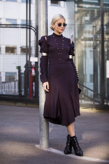 Falda Circular Negra Con Botas