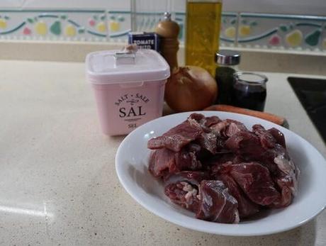 Los ingredientes necesarios para hacer la receta de estofado de carne