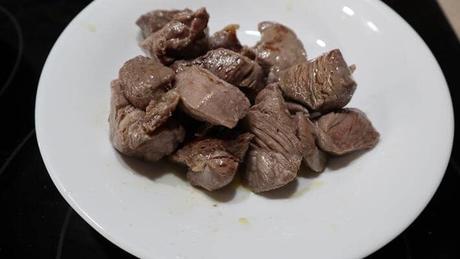 Sellamos la carne en una sartén
