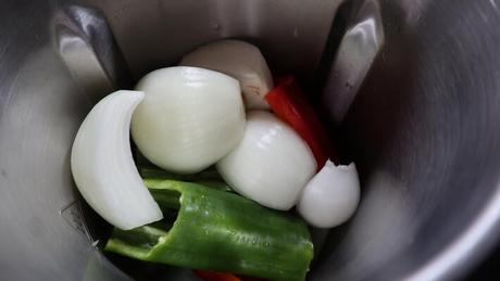 Picamos las verduras para la salsa