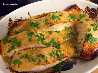 SALMON AL HORNO CON MOSTAZA Y MIEL SALMON AL HORNO CON MOSTAZA Y MIEL