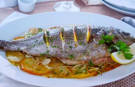 Besugo al horno en cama de patatas y cebolla