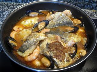 Cazuela de dorada a la marinera con langostinos y mejillones.