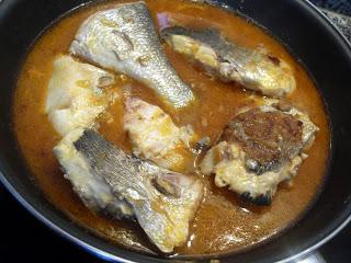 Cocinando las doradas con el caldo de pescado.