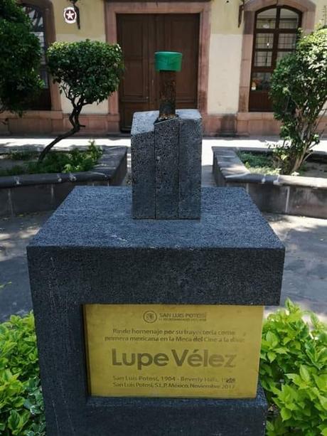 Roban busto de Lupe Vélez en Barrio de San Sebastián