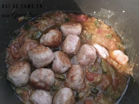 Albóndigas especiadas con pisto