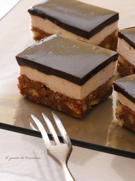 Pastel Cuadrado de Galletas con glaseado de Cacao Pastel Cuadrado de Galletas con glaseado de Cacao