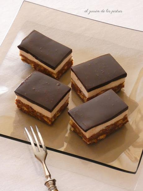 Pastel Cuadrado de Galletas con glaseado de Cacao Pastel Cuadrado de Galletas con glaseado de Cacao