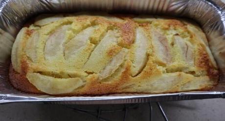 Meter en el horno para hornear el pastel de pera