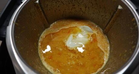 Echamos el yogur para mezclar la masa