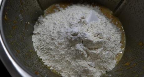 Echamos el resto de los ingredientes para hacer le bizcocho