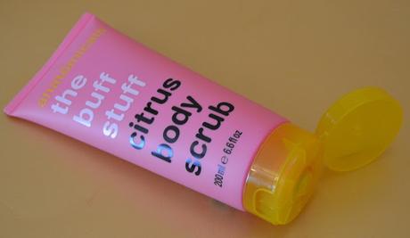 Exfoliante corporal “The Buff Stuff Citrus Body Scrub” de ANATOMICALS Exfoliante corporal “The Buff Stuff Citrus Body Scrub” de ANATOMICALS