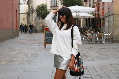 Outfits Con Falda Plateada Corta