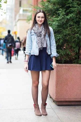 Outfits Con Falda Plateada Corta