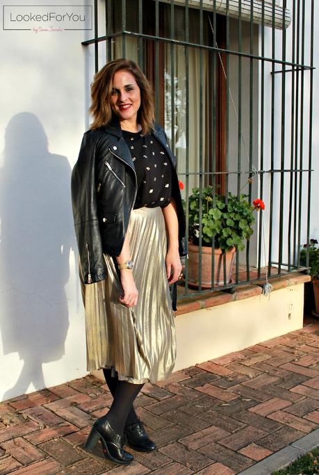 Outfits Con Falda Plateada Corta