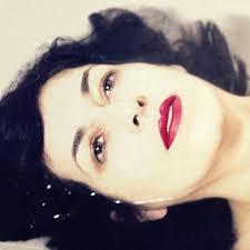 Aintzane con G de Gloria estrena Eterna