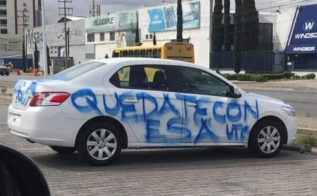 «Quédate con esa » rayan en vehículo de presunto infiel