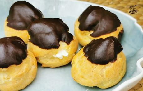 Profiteroles rellenos de nata montada y cubiertos chocolate