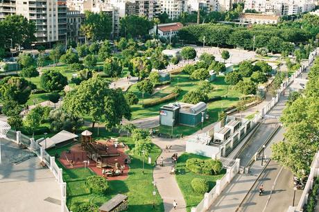 Balcones y terrazas: los refugios verdes como expansión de las viviendas