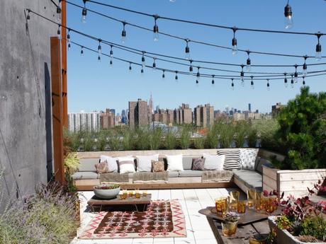 Balcones y terrazas: los refugios verdes como expansión de las viviendas the-terraces-wrap-around-the-penthouse-and-offer-fantastic-views-of-the-surrounding-east-river-and-manhattan-bridge-in-addition-to-fantastic-city-views