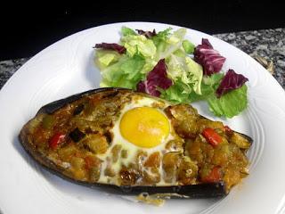 Receta de berenjena rellena de pisto y huevo.