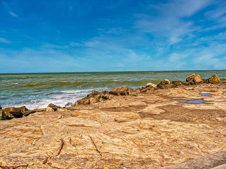 El horizonte, el mar y el cielo visto de la costa con rocas