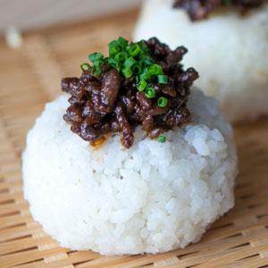 Receta de ONIGIRIS de miso con carne ( NIKUMISO onigiri )