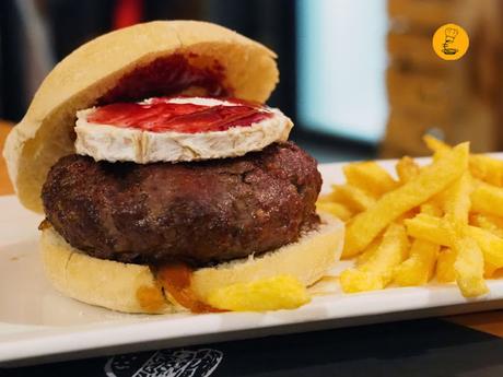 hamburguesa de queso de cabra, cebolla caramelizada y frutos rojos en Gobu Burger.