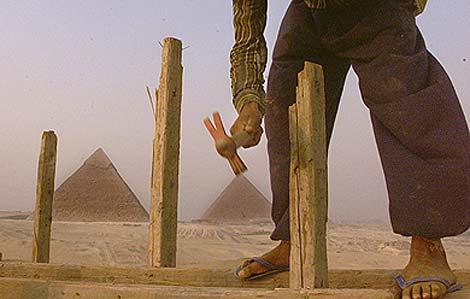 Un niño trabaja en las cercanías de las Pirámides de Giza, en 1999.| AP