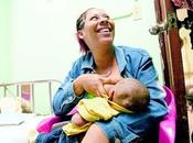 Madre dominicana amamanta niños hospitalizados Haití