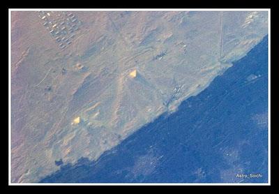ASTRONAUTA FOTOGRAFIA LAS PIRAMIDES DESDE EL ESPACIO Y LAS COMPARTE EN TWITTER