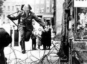 Soldado saltando "muro" Berlín