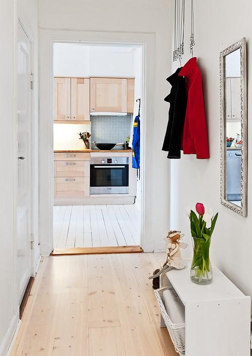 ¿Frío o caliente? Perchas colgando de un cable en el recibidor